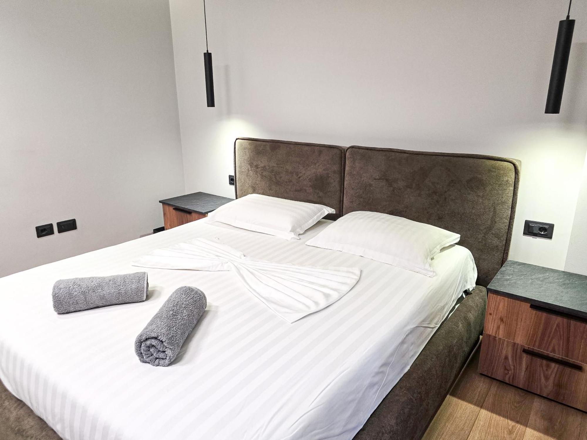 Luxury 2 Bedroom Apartment *